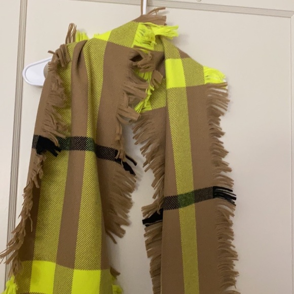 HP🎊 NWT Burberry tan and neon green wool scarf - Picture 3 of 10